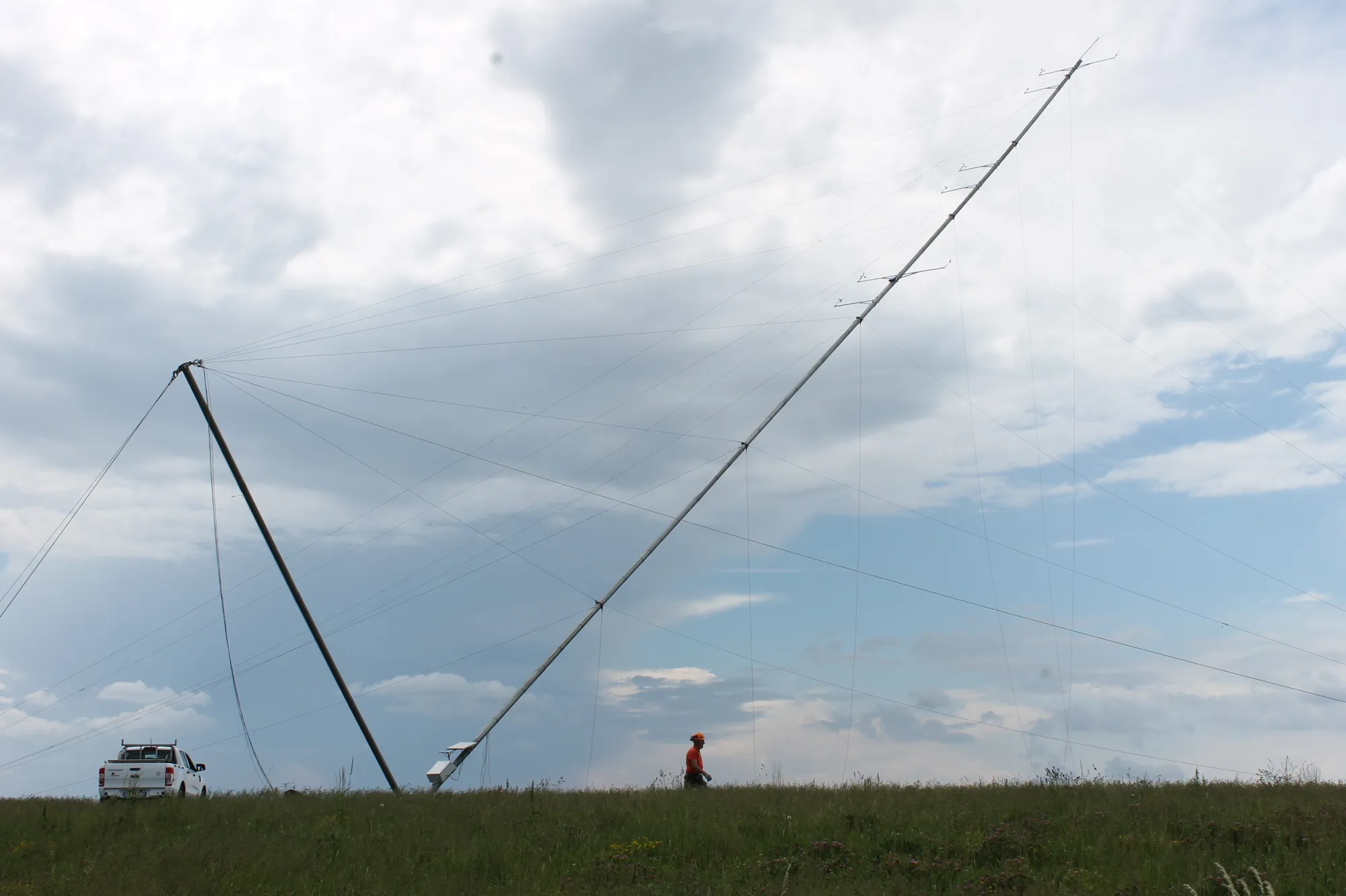Sollevamento di una torre anemometrica a palo strallato, con il mezzo Tecnogaia a fianco