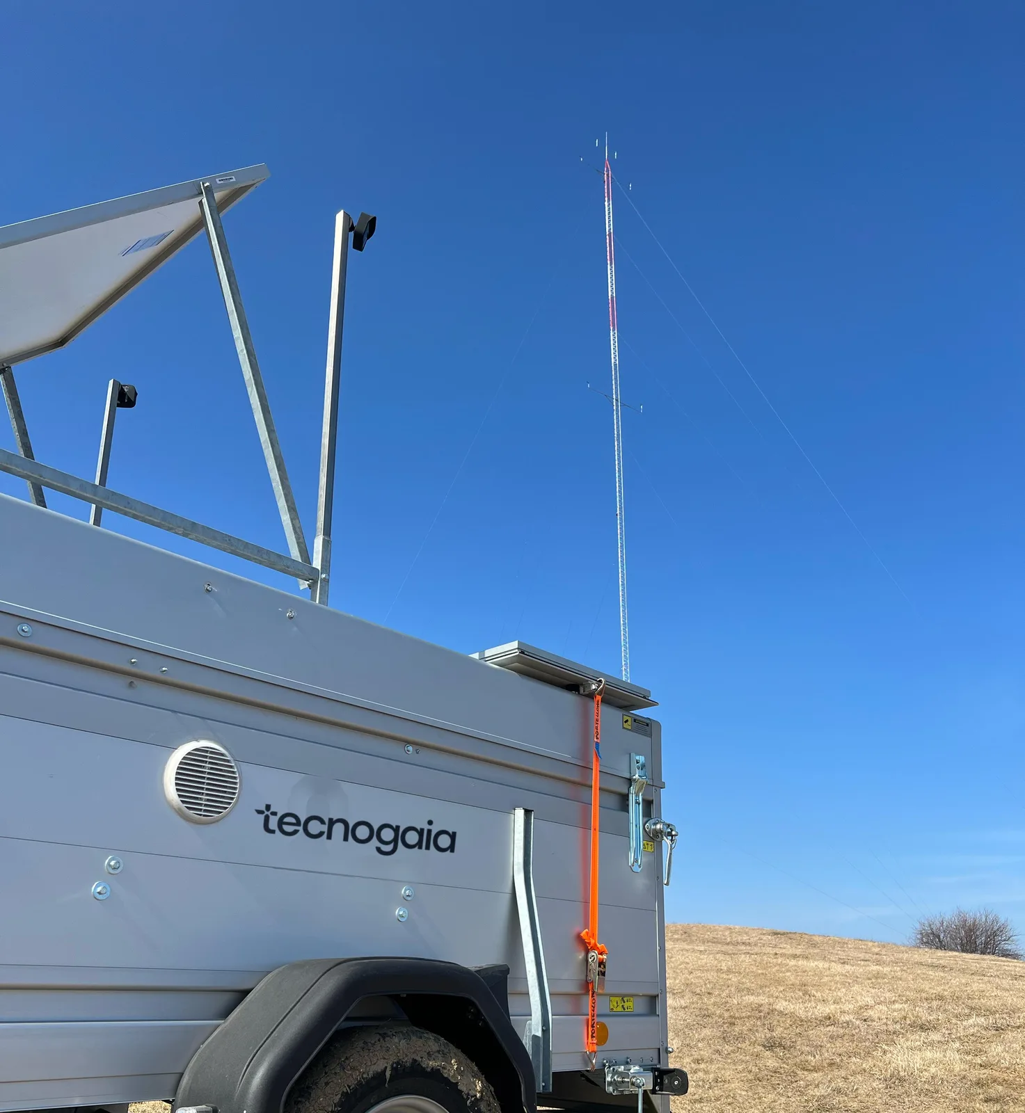 Trailer attrezzato con profilatore LiDAR e marchio Tecnogaia, in postazione su un crinale