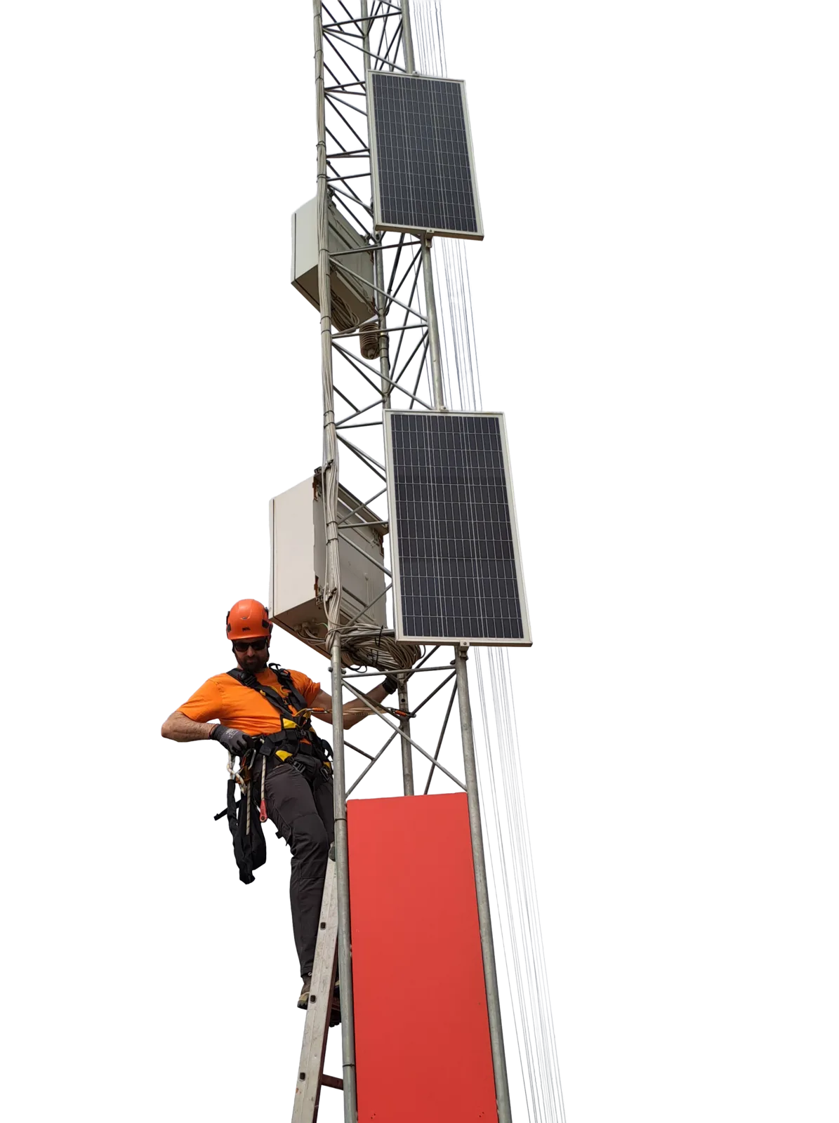 Un tecnico sale lungo una torre attrezzata con pannelli solari e strumentazione di misura