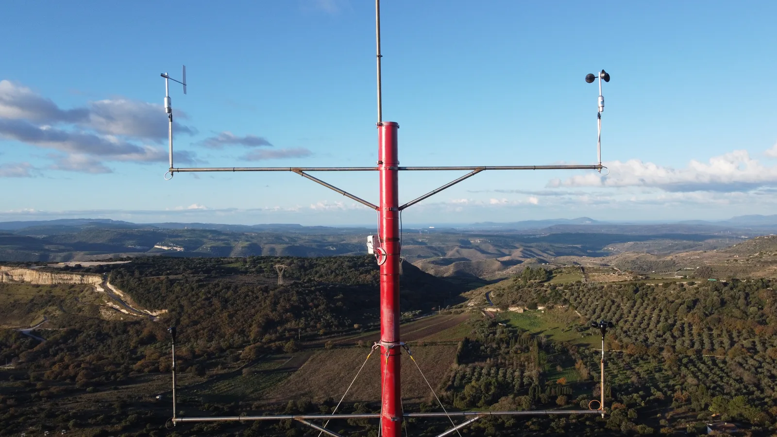 La sommita' di una torre anemometrica a palo con anemometri a coppe e banderuola di direzione